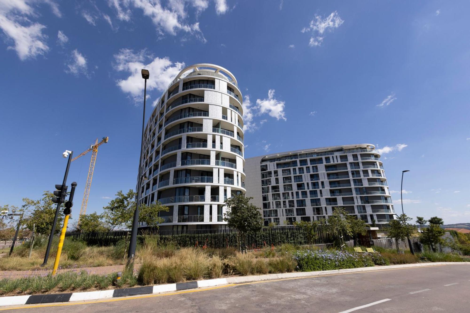The Executive In Ellipse Waterfall Apartment